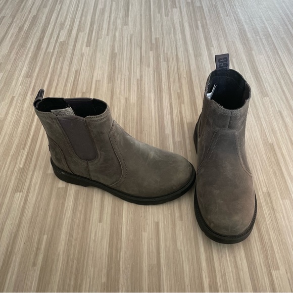 UGGS Chelsea Boots - Picture 2 of 7